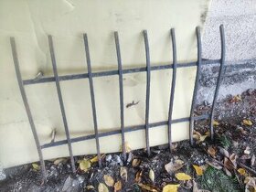 Prodám mříž na okno pro otvor cca 850x360 mm.