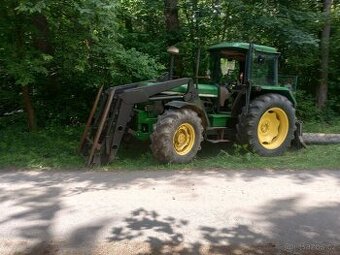 Traktor s čelním nakládačem