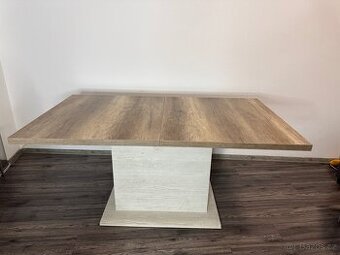 Jídelní stůl 160×90 cm + 5 černých židlí (možnost rozšíření)