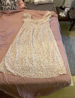 Krepové šaty H&M s drobným vzorem