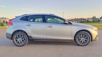Volvo V40 Cross country T4 AWD 2.0 benzin - 1