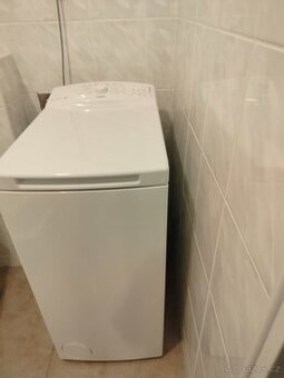 Vrchem plněná pračka Whirlpool v záruce
