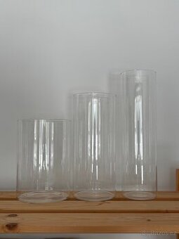 3 skleněné vázy různých velikostí