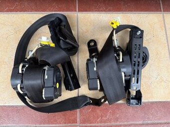 VW Touran 1T3 přední bezpečnostní pásy.