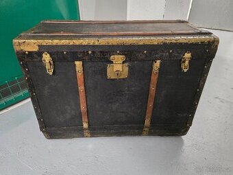 KRASNA STARÝ LODNÍ KUFR  / TRUHLA