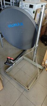 Satelitní anténa s držákem