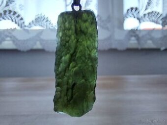 Krásný velký vltavín moldavit délky 3 cm + stříbné ouško