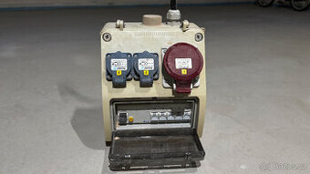 Prodám zásuvkovou skříň jištěnou s chráničem