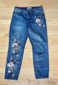 New Look dámské džíny s květinovou výšivkou – rovný strih