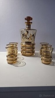 Karafa se skleničkami