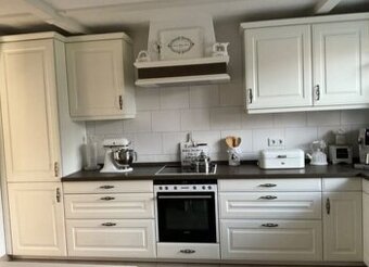 Bílá venkovská kuchyně se spotřebiči,6164