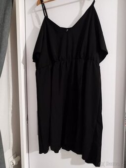 Černé šaty s výřezy na ramenou