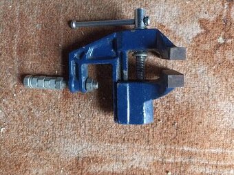 Malý svěrák,retro svítilna,zámečnický- topenářský svěrák