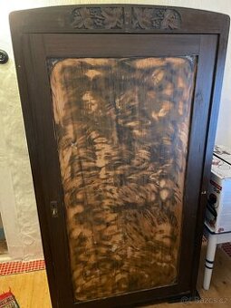 Menší starožitná skříň