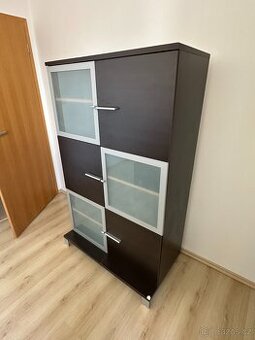 Černá skříň