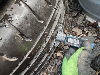 2ks 235/60 R18 107V XL Nokian