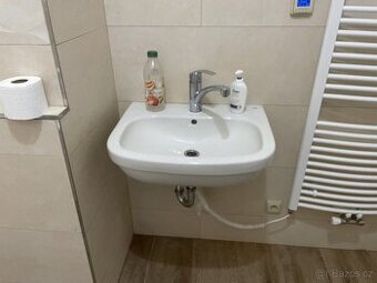 Umyvadlo s baterií GROHE