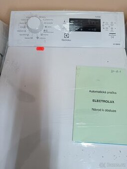 Vrchem plněná pračka Electrolux