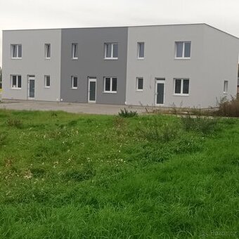 Prodám 3 byty/zahrada/parking, 25 km od Prahy