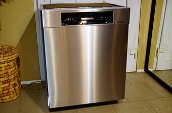 Myčka Miele celonerezová G6700 SCU, tři koše