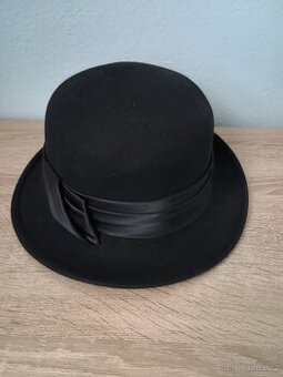 Dámský, černý klobouk. vel. 56