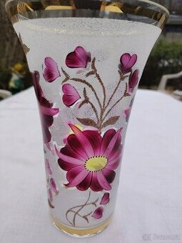 Skleněná váza s růžovými květy