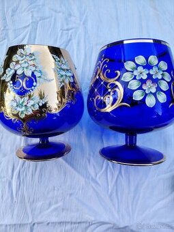 Velké modré skleněné číše