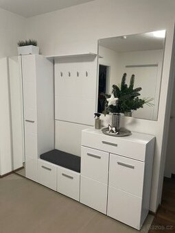 Skříň, botník, zrcadlo - předsíňová stěna