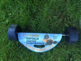 Pojezdová kolečka pod starou strunovou sekačku