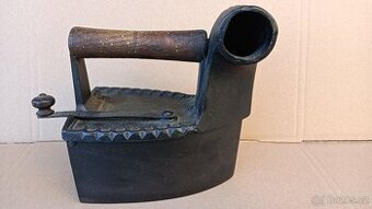 Krásná stará komínová žehlička. K dekoraci či do sbírky
