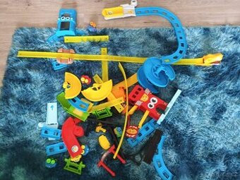 První autodráha Smoby Vroom planet plus sada autíček