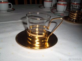 šálky, - čajové soupravy.