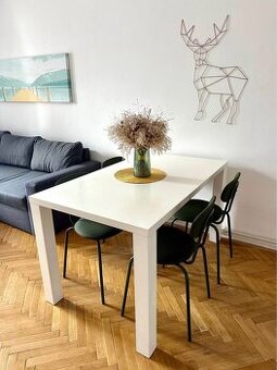 Bílý jídelní stůl