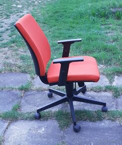 Kancelářská židle/křeslo, otočná, s područkami, červená