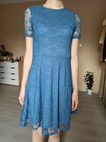 Modré krajkové šaty