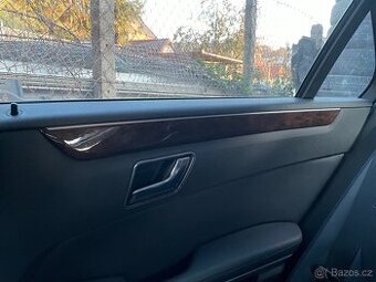 Kompletní dřevěný dekor mercedes w212 hezký stav