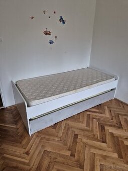 Rozkládací postel s matracemi