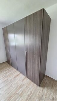 Skříň