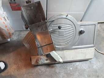 Poloautomatický nářezový stroj