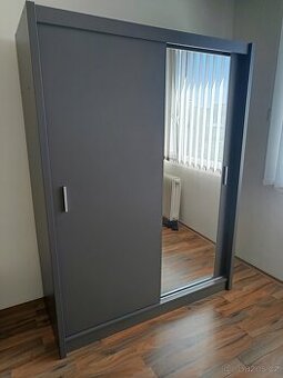 Šatní skříň se zrcadlem