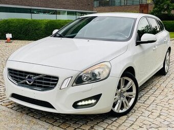 Volvo V60 2.0D 120KW AUTOMAT NAVI VÝHŘEV TAŽNÉ SERVISKA