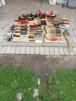 Řeznické věci, nůž,vidlička,sekáček,kolíbka,zvon,sekera.