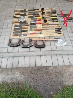 Řeznické věci, nůž,vidlička,sekáček,kolíbka,zvon,sekera.