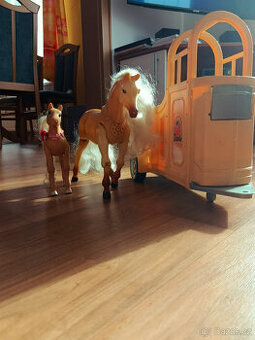 Přepravník pro koně a 2 koníci