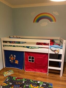 Dětská postel se schůdky