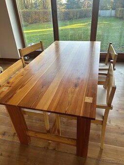 Dřevěný stůl a 4 zidle