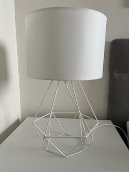 Bílá stolní lampička