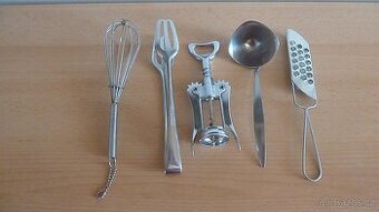 kuchyňské potřeby otvírák naběračka metla atd..