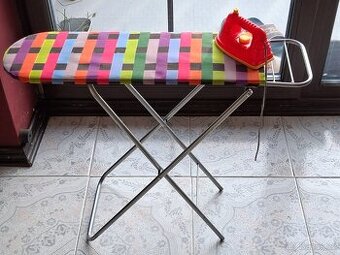 Žehlicí prkno se žehličkou