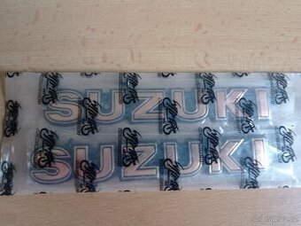 3D kovové polepy/cedulky na nádrž Suzuki, nerozbaleno